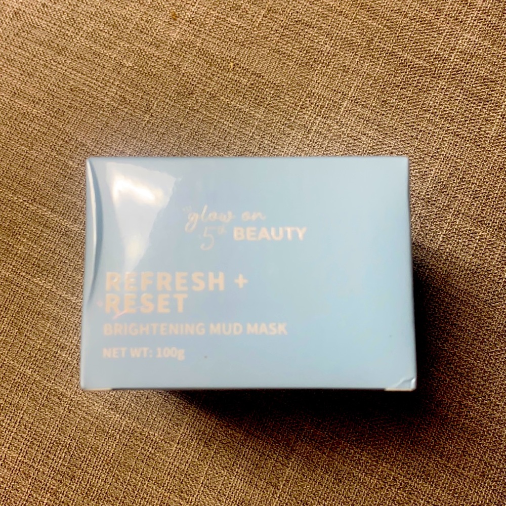 Glow on 5th brightening mud mask